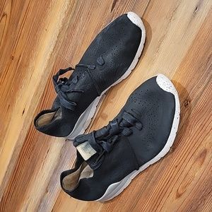 UGG Women's Tye treadlite Nubuck Sneaker